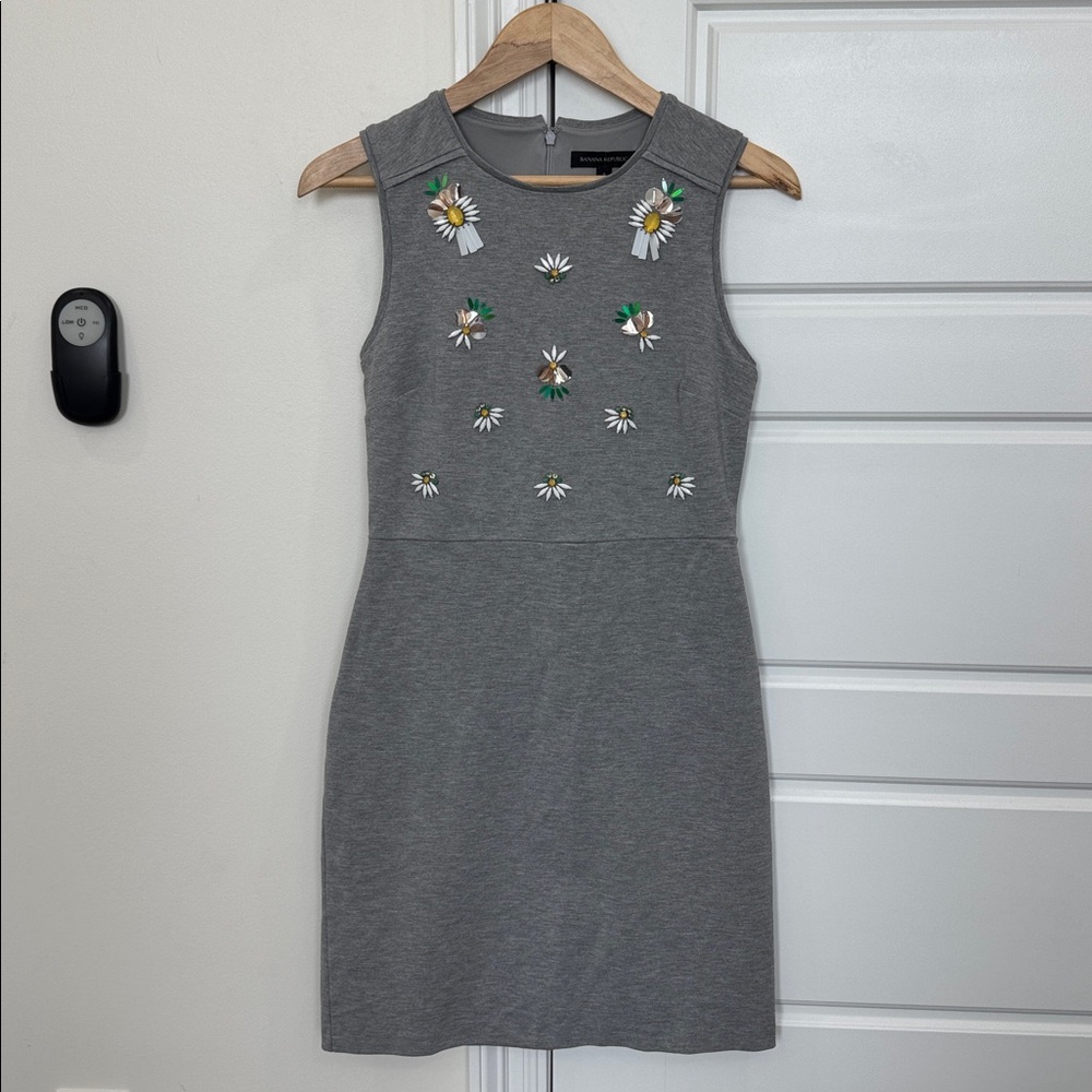 Banana Republic Grey Daisy Dress GORGEOUS Beaded Statement Piece, Size 4